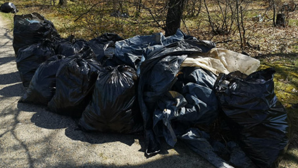 Общинари от Казанлък почистват край язовир "Копринка" | StandartNews.com