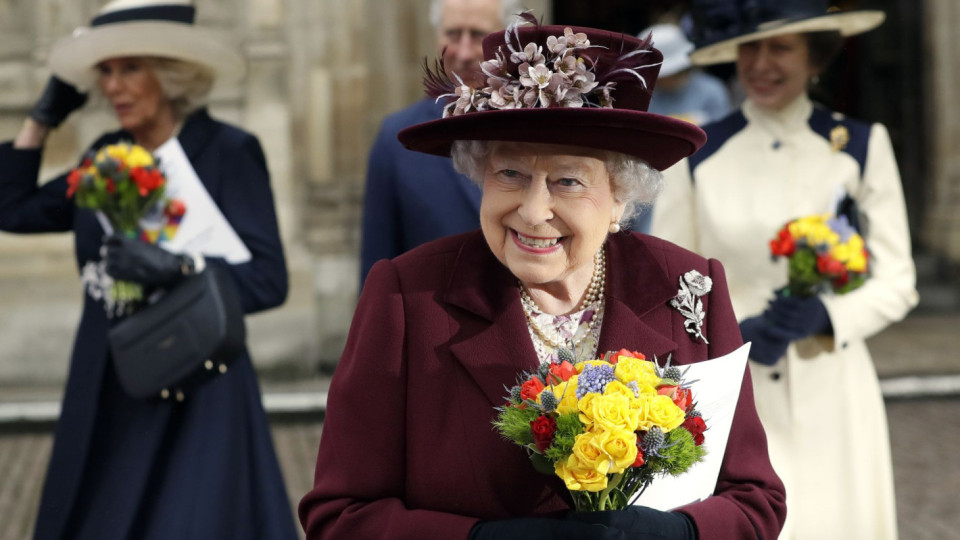 Усмихната. Кралицата отново на работа | StandartNews.com