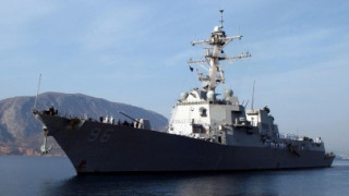 Кораб на САЩ стреля към катери на Иран
