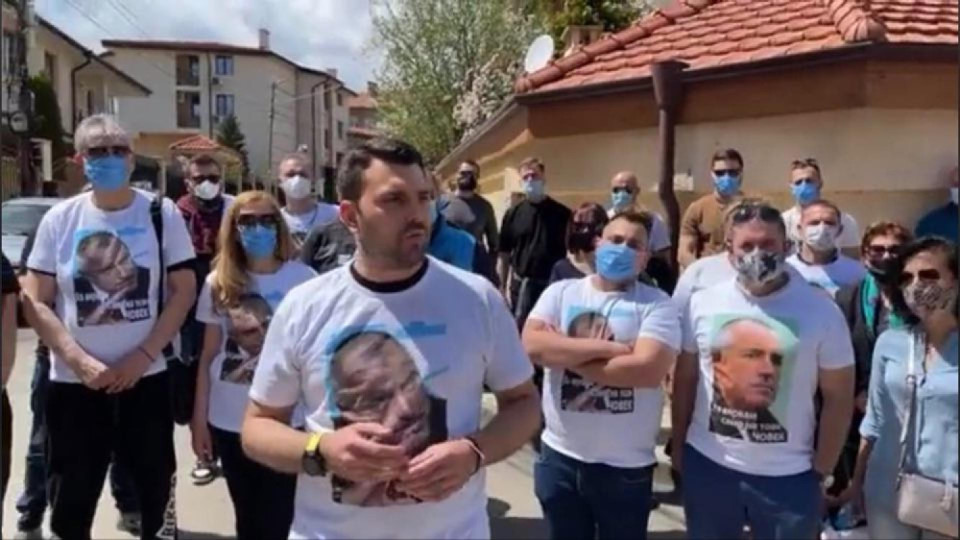 ГЕРБ пред къщата на Борисов. Чакат провокация | StandartNews.com