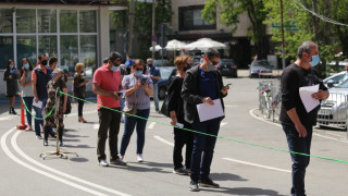 Опашки за ваксинация и на Великден