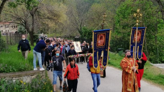 Понесоха иконата на Богородица към Клувията