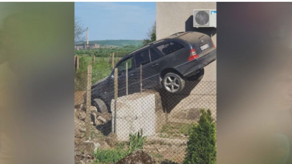 Кола паркира върху ограда на къща | StandartNews.com
