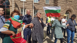 Фенове на Радев и Борисов на двоен протест