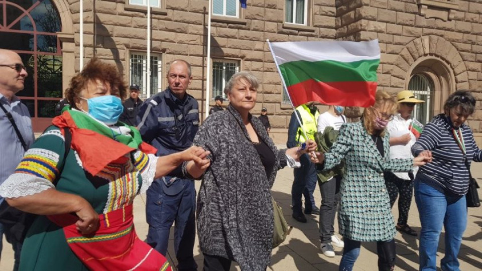 Фенове на Радев и Борисов на двоен протест | StandartNews.com