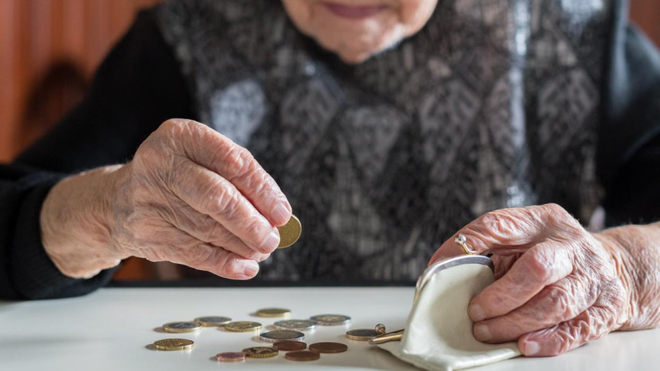 Изплащат пенсиите плюс 50 лв. от днес | StandartNews.com