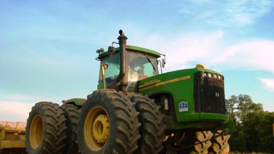 Спор за земя: Трактори блокират път | StandartNews.com