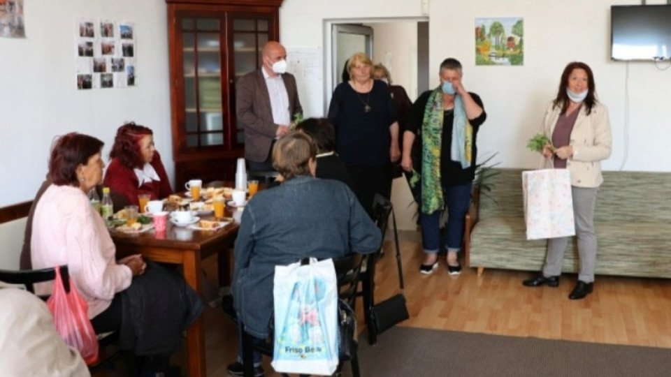 Зам.кметове на Банско уважиха възрастните хора | StandartNews.com