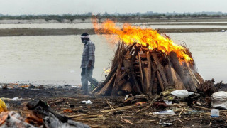 Десетки тела изплуваха от река в Индия