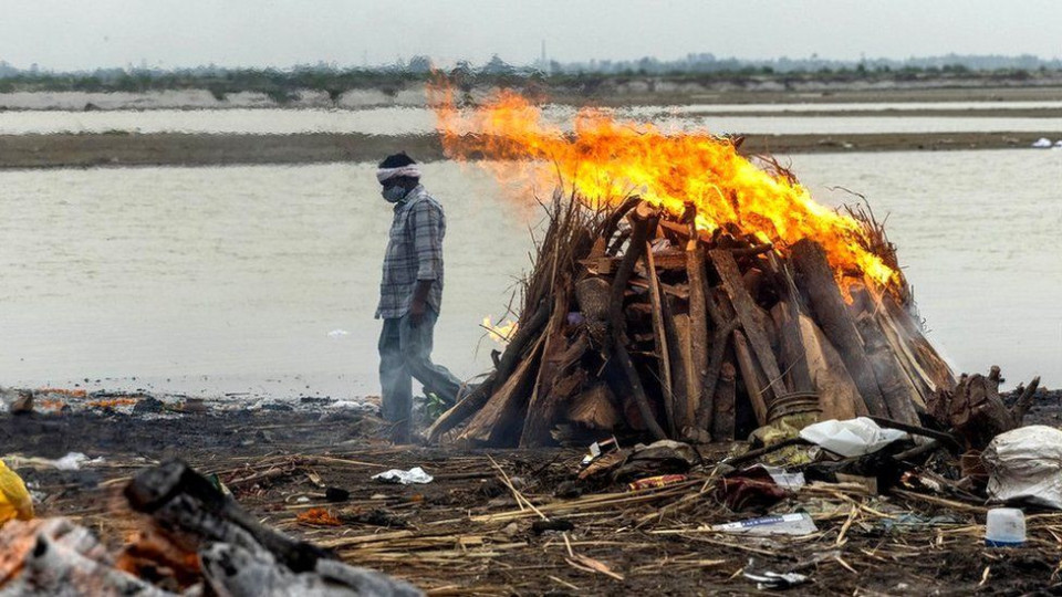 Десетки тела изплуваха от река в Индия | StandartNews.com