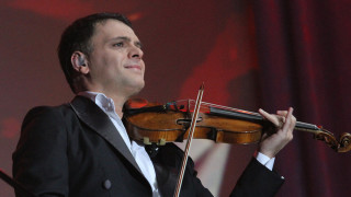 Васко Василев свири на Икарите