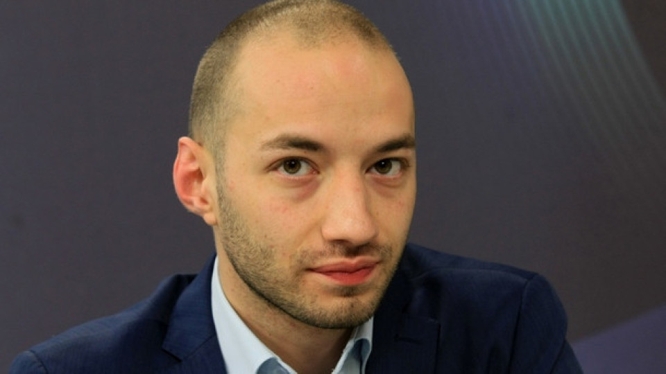 Димитър Ганев обяви откъде дърпат гласове Петков и Василев | StandartNews.com