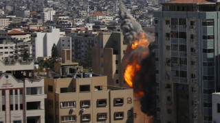 Израелска ракета разруши 12-етажна сграда в Газа