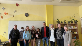 Млади социалисти от София помагат на абитуриенти