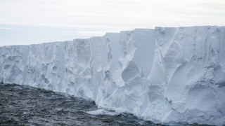 Чудовищен айсберг се откъсна от Антарктида
