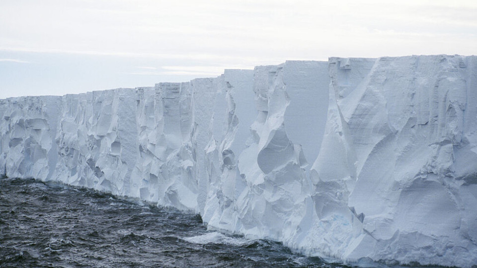Чудовищен айсберг се откъсна от Антарктида | StandartNews.com