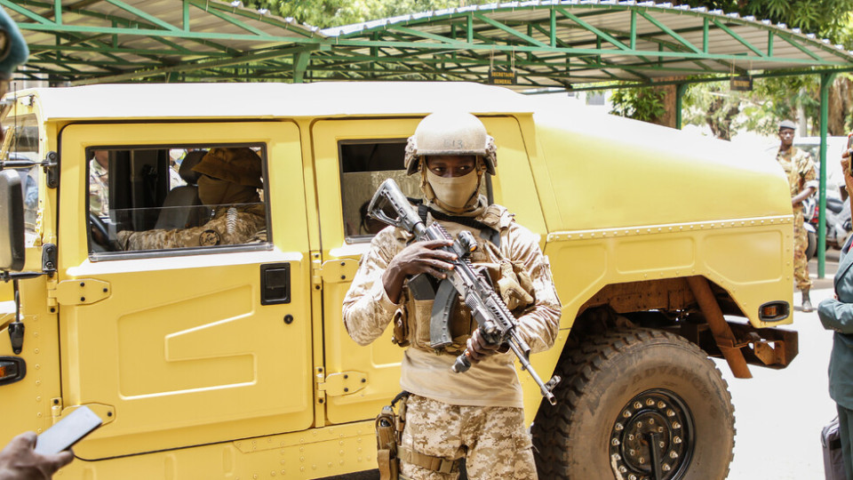 Армията арестува президента и премиера в Мали | StandartNews.com