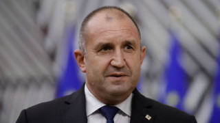 Радев възмутен от приземения самолет