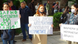 Родители на протест, искат оставка на Фандъкова