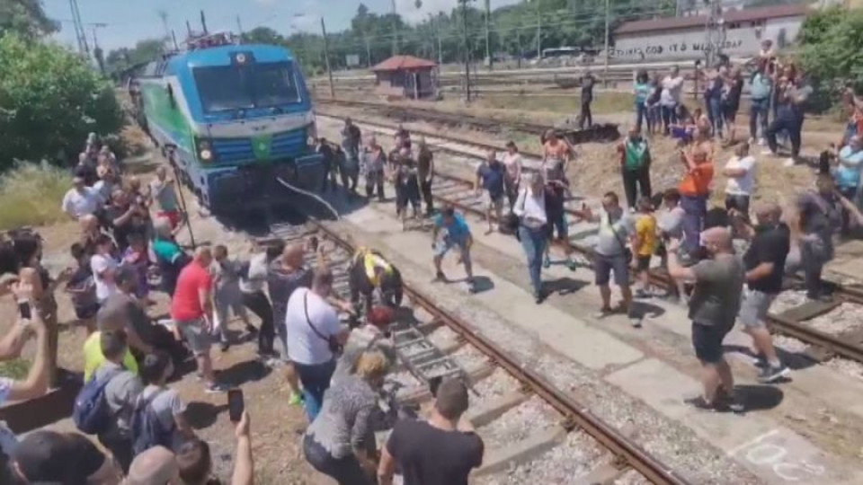 Рекорд! Пловдивчанин тегли 84-тонен локомотив | StandartNews.com