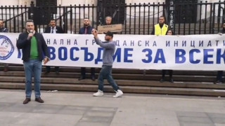 Към момента: стотици на протест срещу Гешев