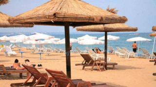 Туристите със схема за безплатни чадъри на плажа