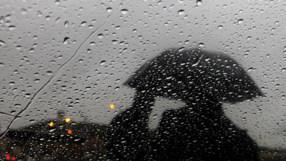 Чадърът задължителен, температурите падат | StandartNews.com