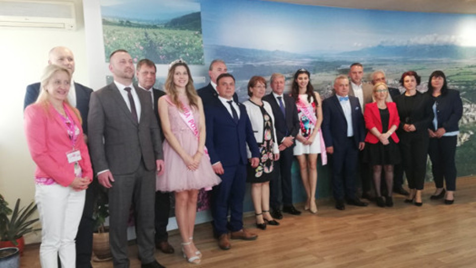Галина Стоянова приветства своите гости на 118те Празници на розата | StandartNews.com