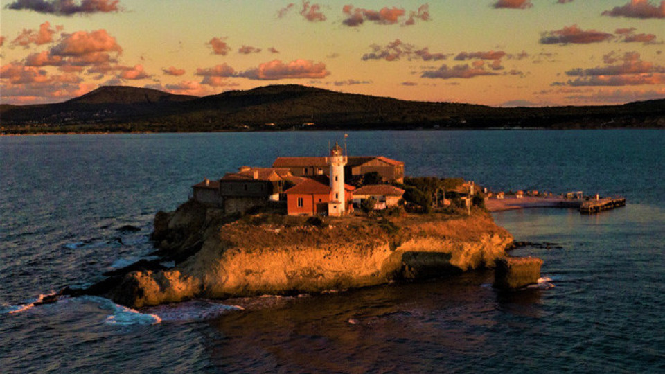 Най-романтични снимки стават на остров Света Анастасия | StandartNews.com