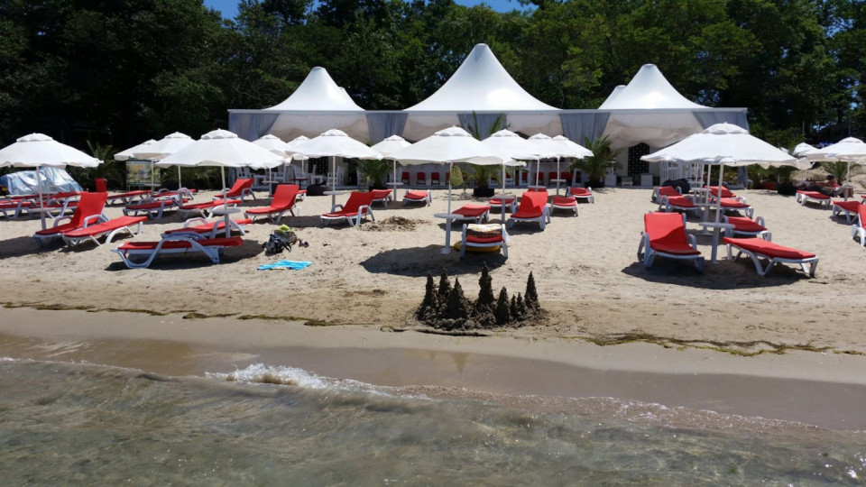 Безплатни чадъри и шезлонги. На кои плажове | StandartNews.com