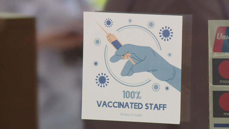 Проблем със стикерите за ваксинация. Браншът с възражения | StandartNews.com