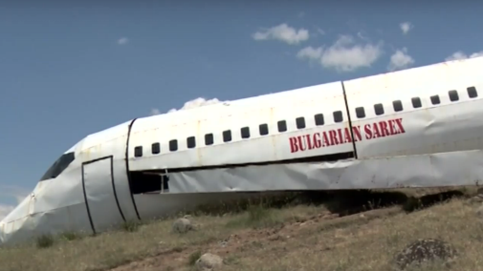 Самолет кацна между две села, подлуди хората | StandartNews.com