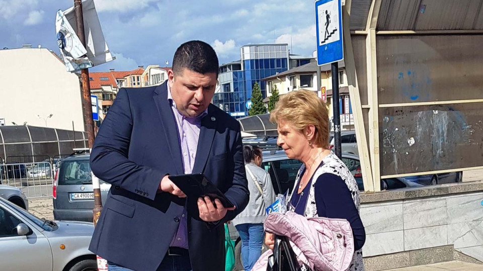 Как се гласува с машина - Демократична България с акция по улиците | StandartNews.com