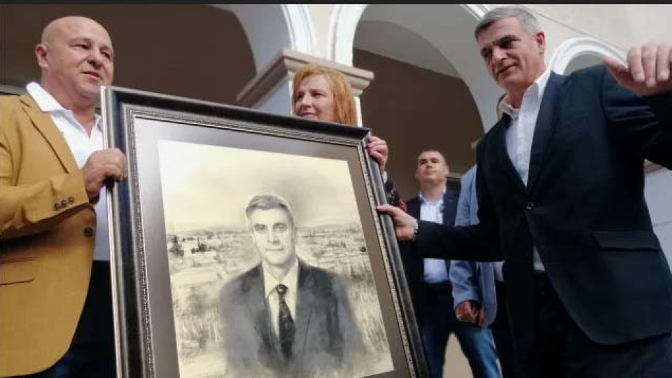 Поповица дари премиера с портрет, мед и люти чушки | StandartNews.com