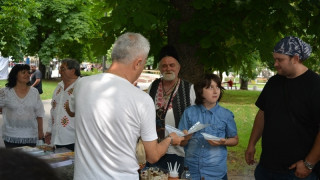 Петокласник прави черешовата торта на баба