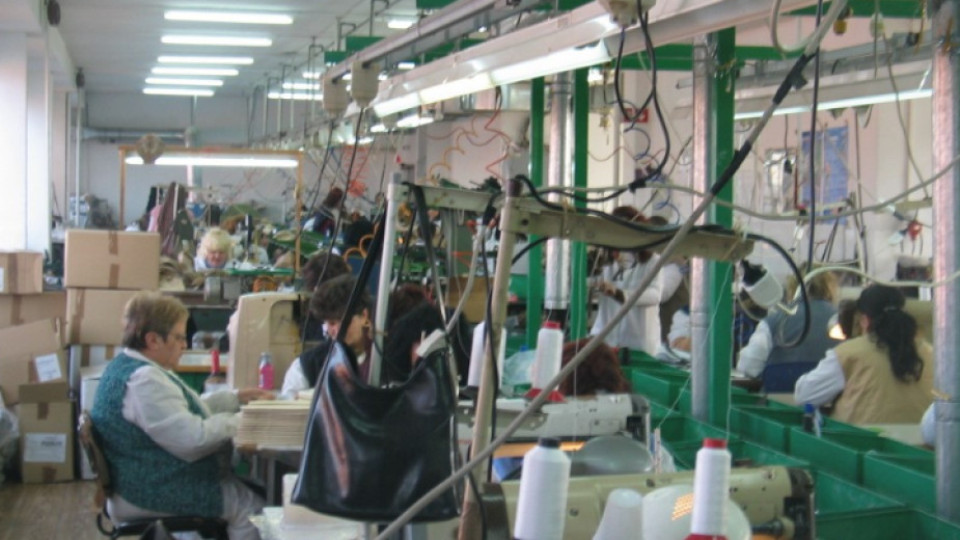Глад за шивачки - привличат ги на работа с масажи | StandartNews.com