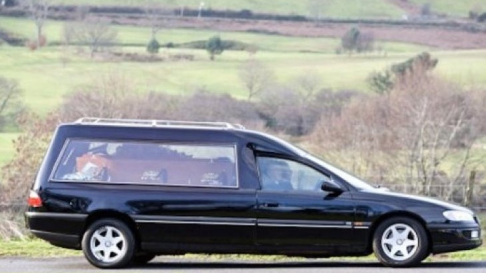 Дрогиран шофьор на катафалка уби туристка | StandartNews.com
