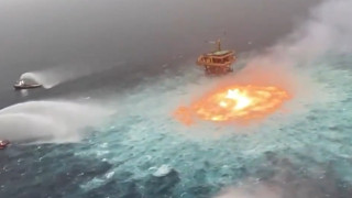 Огнен ад във водите на Мексико /Видео/