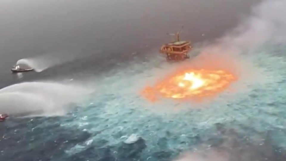Огнен ад във водите на Мексико /Видео/ | StandartNews.com