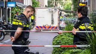 Трима в ареста след стрелбата по журналист в Амстердам