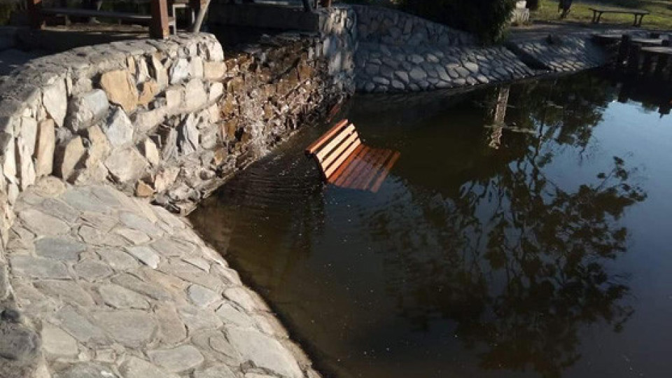 Вандали хвърлиха пейка в езерото в старозагорски парк | StandartNews.com