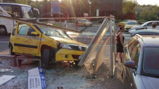 Мъртво пияна шофьорка отнесе такси със 100 км/ч рано сутринта