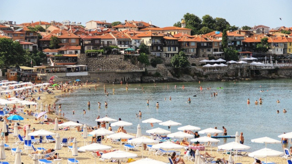 По морето! Плажовете пълни, секциите празни. В Гърция обратното | StandartNews.com