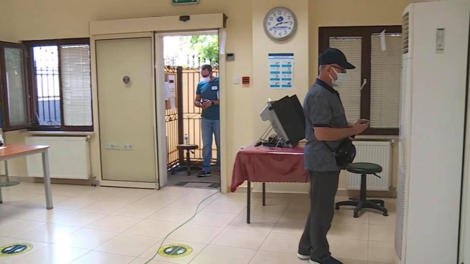 Мъж обърка машината за вота с климатик в Турция | StandartNews.com