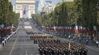 5000 военни на парад по Шанз Елизе