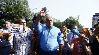 Агитка пред полицията в подкрепа на Борисов