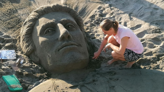 Изваяха образа на Левски на плажа в Бургас /Видео/