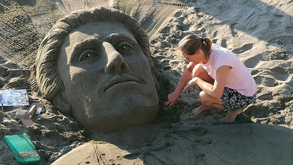 Изваяха образа на Левски на плажа в Бургас /Видео/ | StandartNews.com