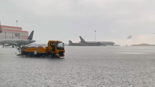 Самолети „плуват“ на летището в Москва