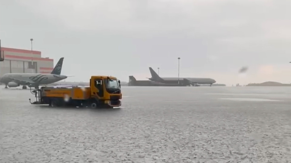 Самолети „плуват“ на летището в Москва | StandartNews.com